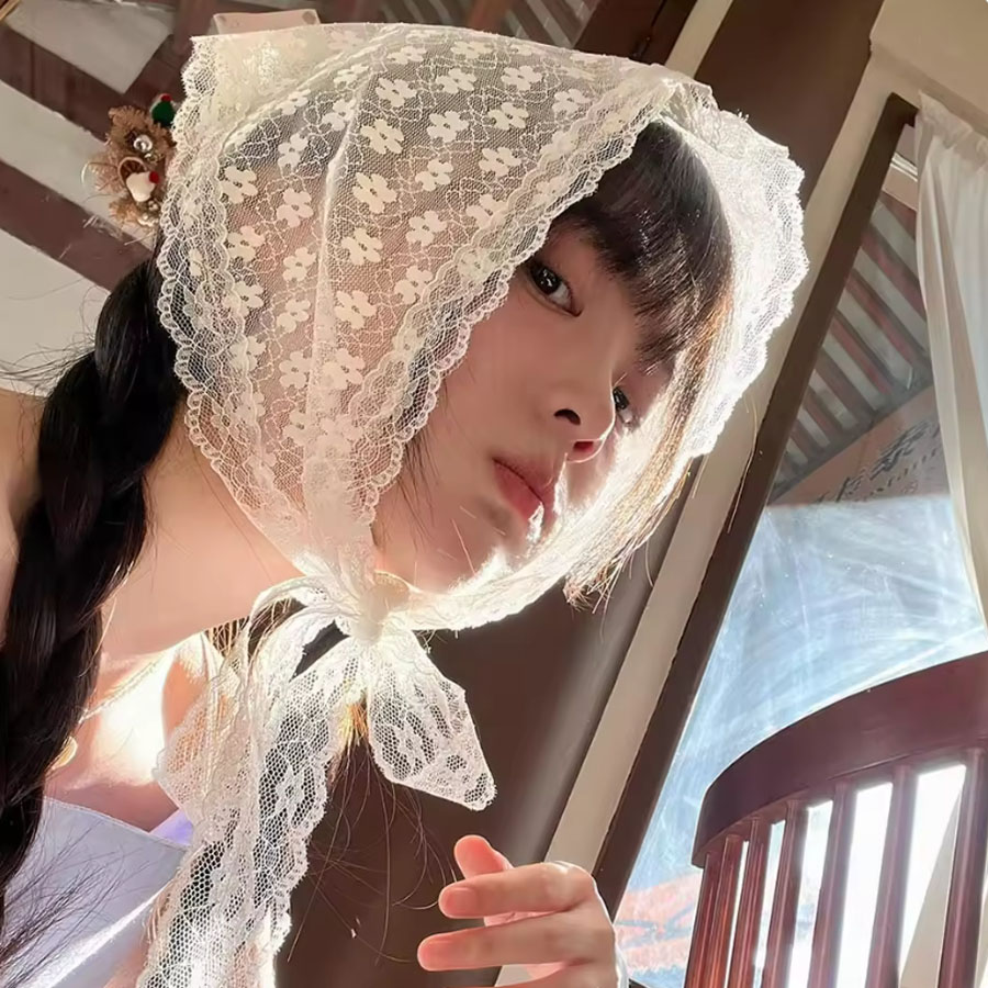 Travel Accessories Aesthetic - 1個入り、三角形のレーススカーフ、白、可愛らしいレースのターバン、旅行や写真撮影に最適なヘッドバンド、女性や女の子向けのヘアアクセサリー。
