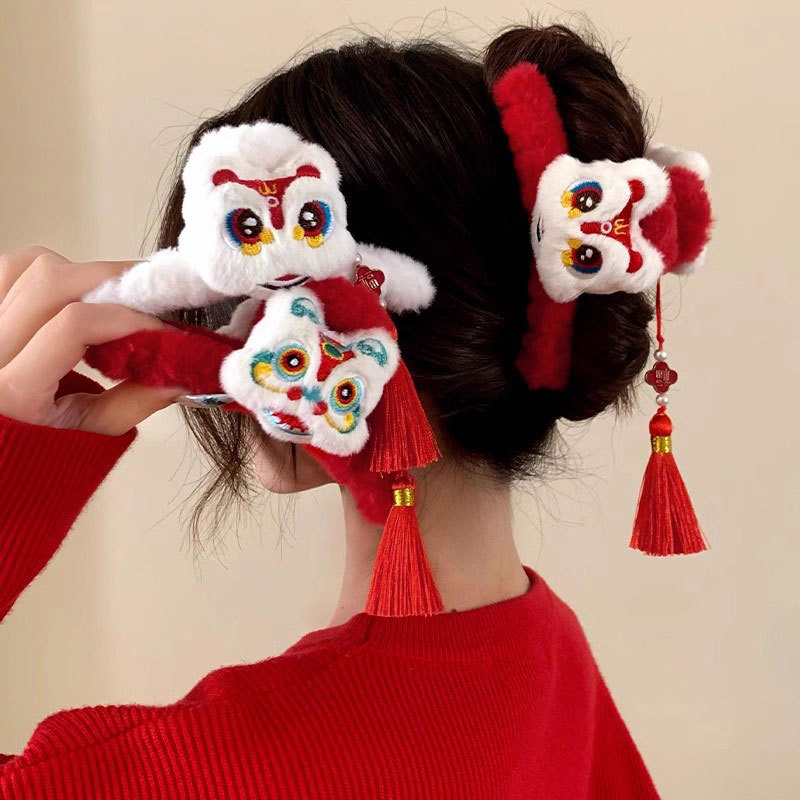 1pc 獅子舞タッセル新年ぬいぐるみヘアクリップ女性用赤いヘ - Travel Accessories Aesthetic のレビューと価格